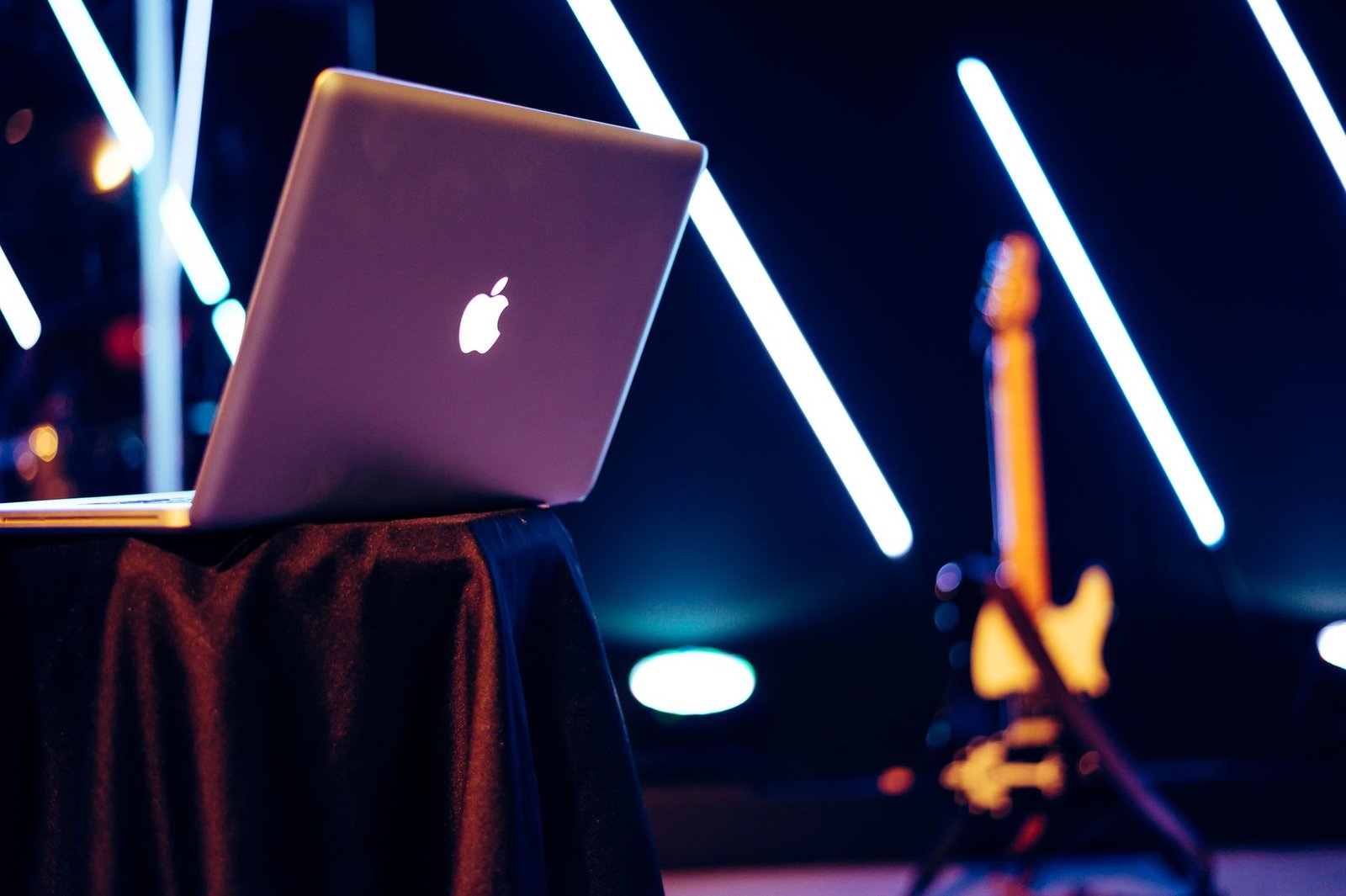 selective focus of macbook